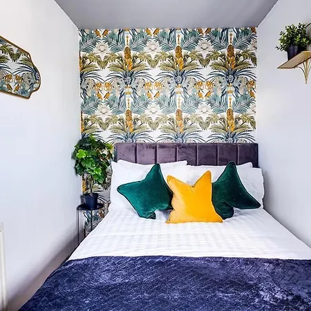 Yinmae: Spacious 4-bedroom City Centre House With Free Parking Holiday home