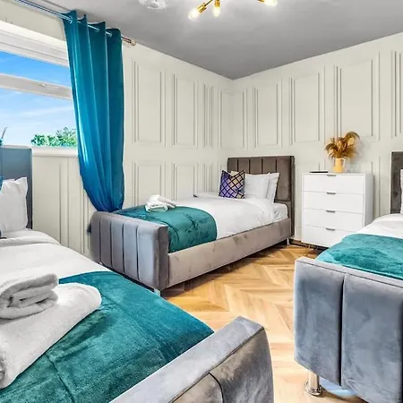 Yinmae: Spacious 4-bedroom City Centre House With Free Parking Holiday home *
