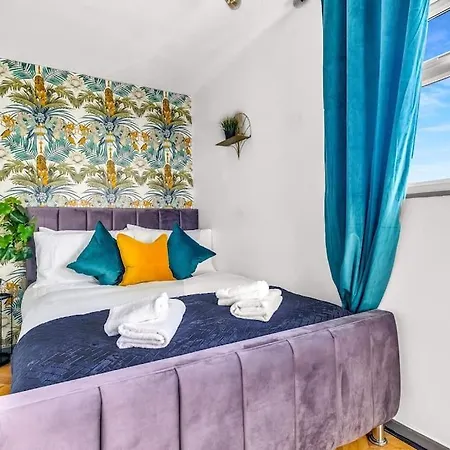Holiday home Yinmae: Spacious 4-bedroom City Centre House With Free Parking