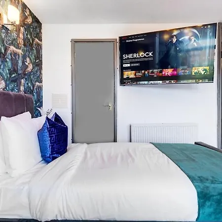 Yinmae: Spacious 4-bedroom City Centre House With Free Parking Holiday home